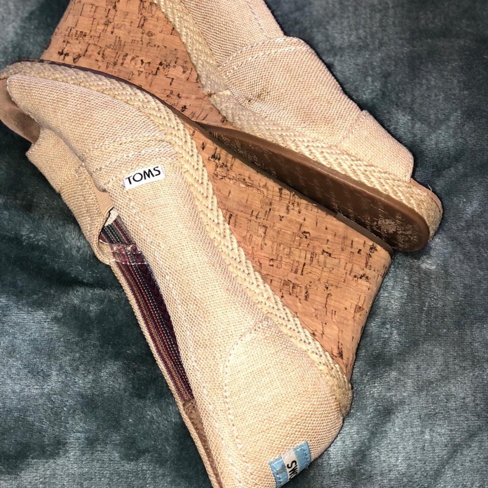 Tom open toed wedges